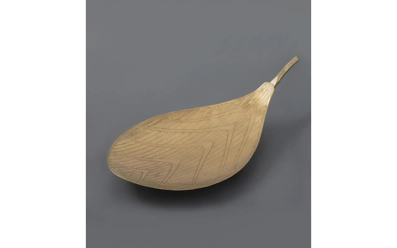 Блюдо металлическое Лист с гравировкой — изображение 1