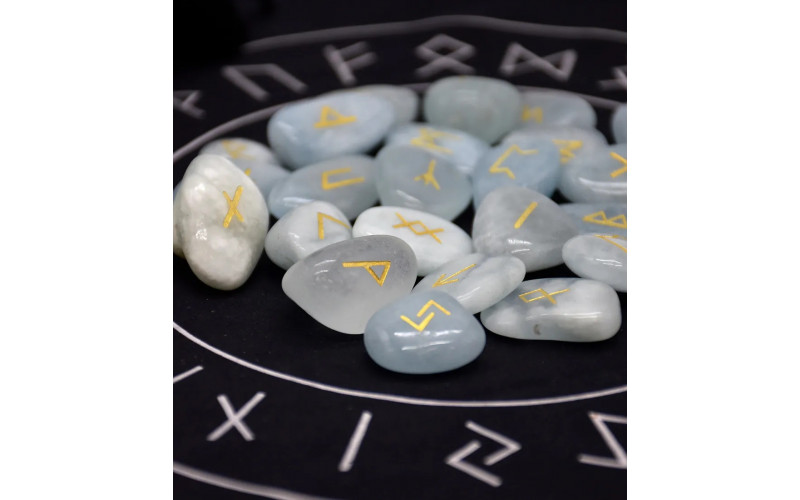Набор скандинавских рун из аквамарина 25 шт + салфетка и мешочек — изображение 1