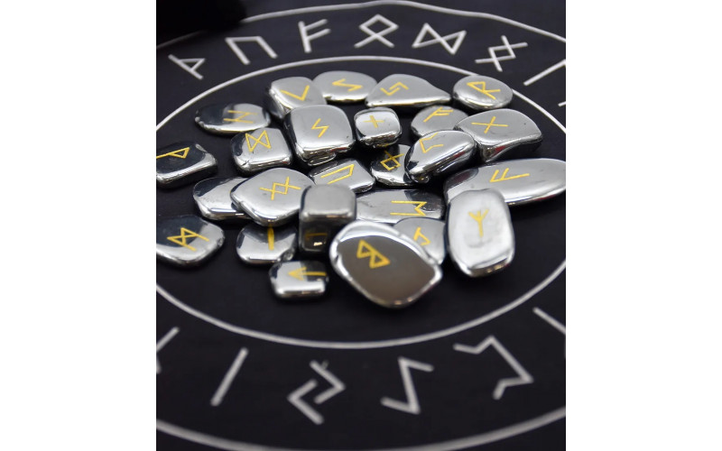 Набор скандинавских рун из гематита 25 шт + салфетка и мешочек — изображение 1