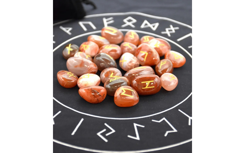 Набор скандинавских рун из красного агата 25 шт + салфетка и мешочек — изображение 1