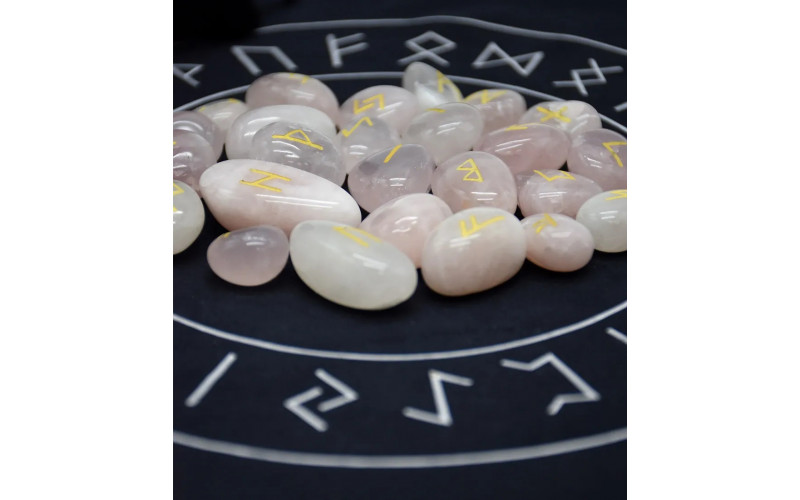 Набор скандинавских рун из розового кварца 25 шт + салфетка и мешочек — изображение 1