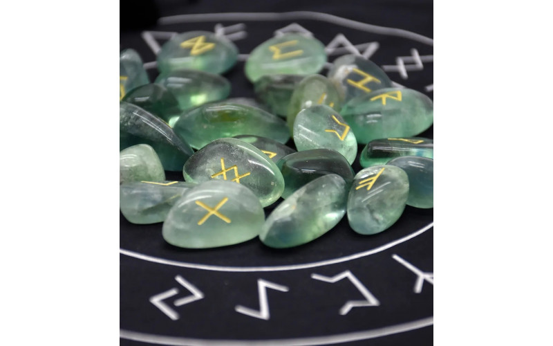 Набор скандинавских рун из флюорита 25 шт + салфетка и мешочек — изображение 1