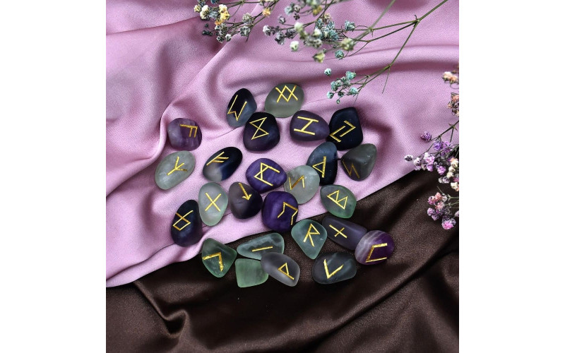 Набор скандинавских рун из флюорита — изображение 1