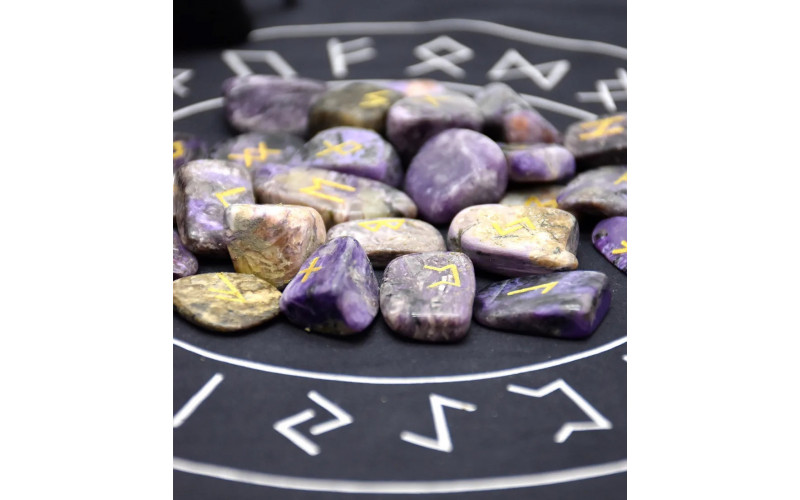 Набор скандинавских рун из чароита 25 шт + салфетка и мешочек — изображение 1