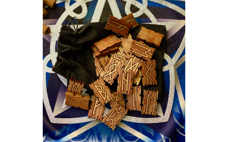 Руны скандинавские Древо из красного кедра — изображение 1