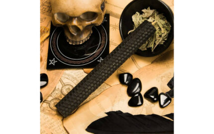 Огненный оберег Свеча из черной вощины с полынью