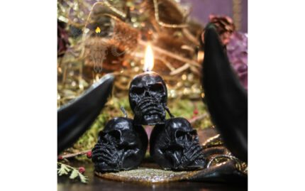 Молчание свеча фигурная череп с травами восковая