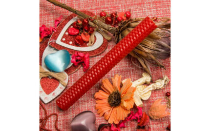 Пламя любви Свеча из красной вощины с розой